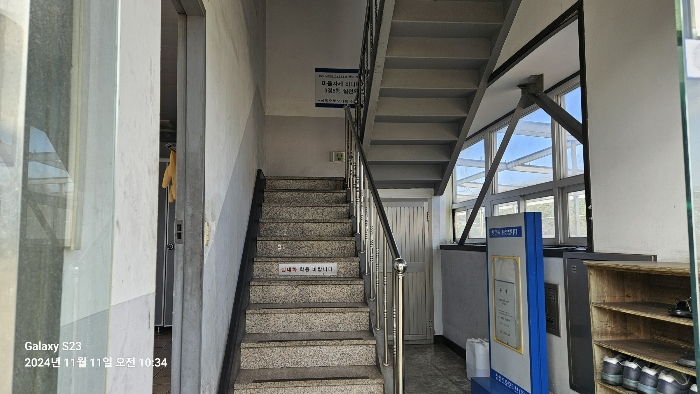 본건 번호 (6-1) 건물 1층 칸막이내 계단실부분 내부 전경