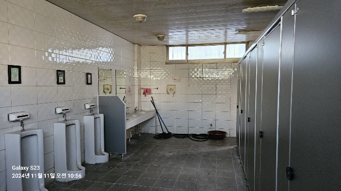 본건 번호 (6-2) 건물 남자화장실 내부 전경