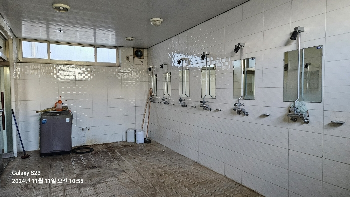 본건 번호 (6-2) 건물 남자샤워실 내부 전경