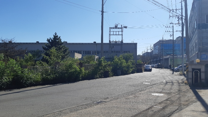 본건 서측면 및 인근 전경