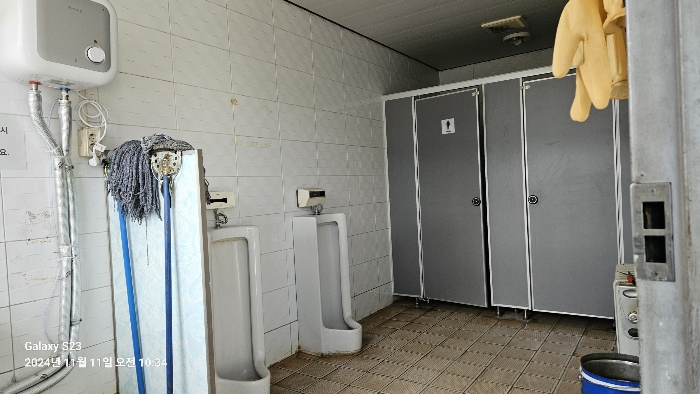 본건 번호 (6-1) 건물 1층 칸막이내 화장실부분 내부 전경