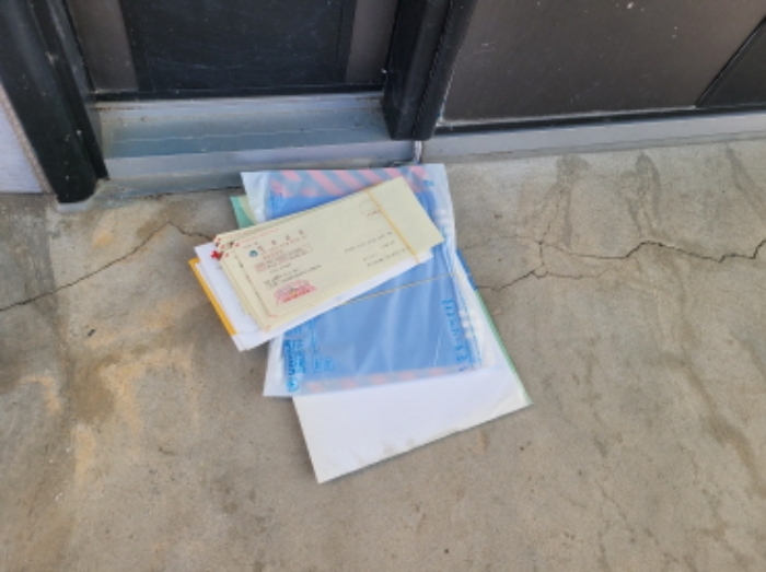 출입문에 우편물 가득 방치되어 있음.