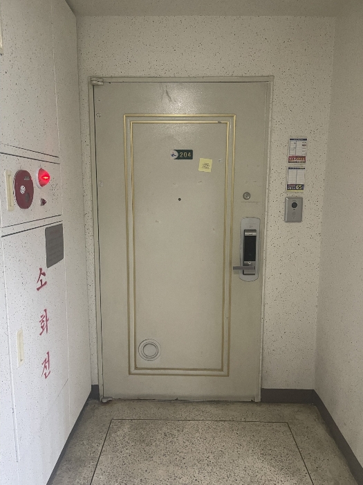 본건 출입문 전경