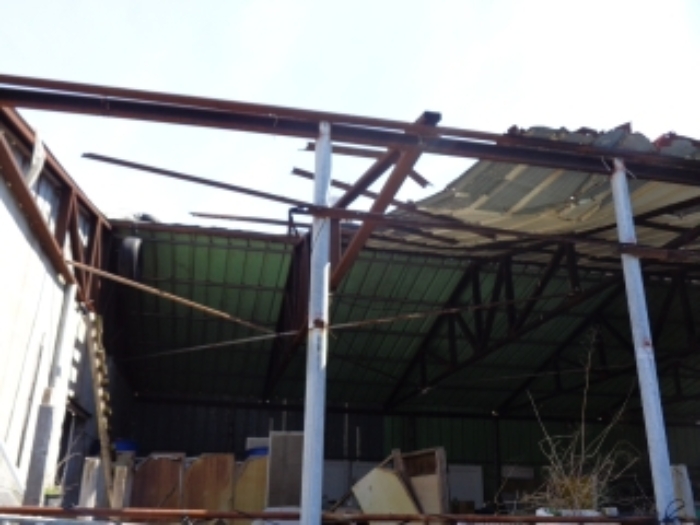 소재지2.`파이프조 파넬지붕 단층 축사` 제시건물 지붕 일부 파손