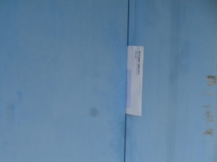 소재지1.(어음리 3064-1) 지상에 제시외 건물(ㄱ) 현관문 및 안내문 부착사진