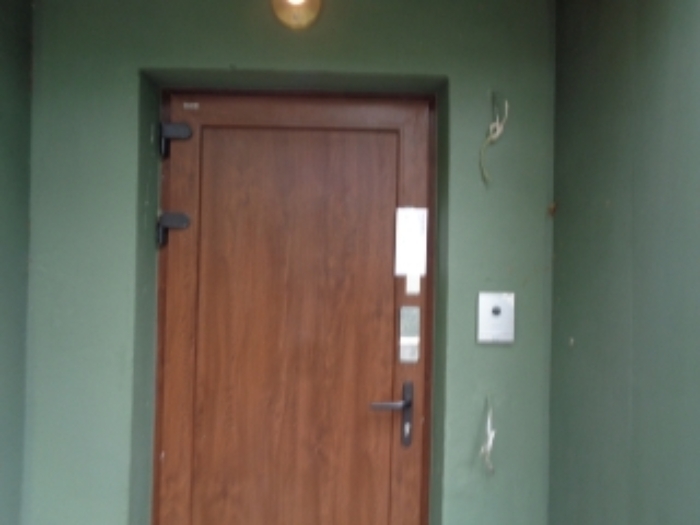 소재지6.(반딧불이로 24-5) 제시건물(이동) 현관문 및 안내문 부착사진