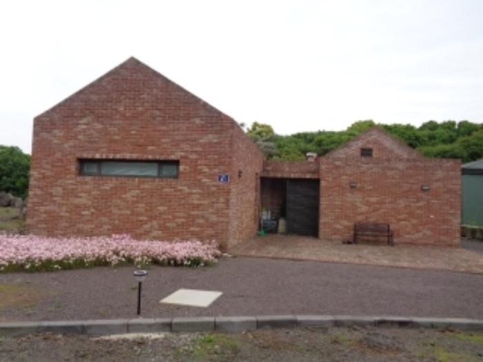 소재지1.(무릉리 1-2) 지상에 소재지2.(반딧불이로 24-1) 제시건물(에이동) 전경