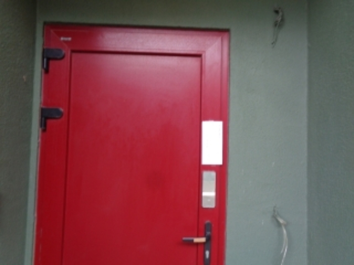 소재지3.(반딧불이로 24-2) 제시건물(비동) 현관문 및 안내문 부착사진