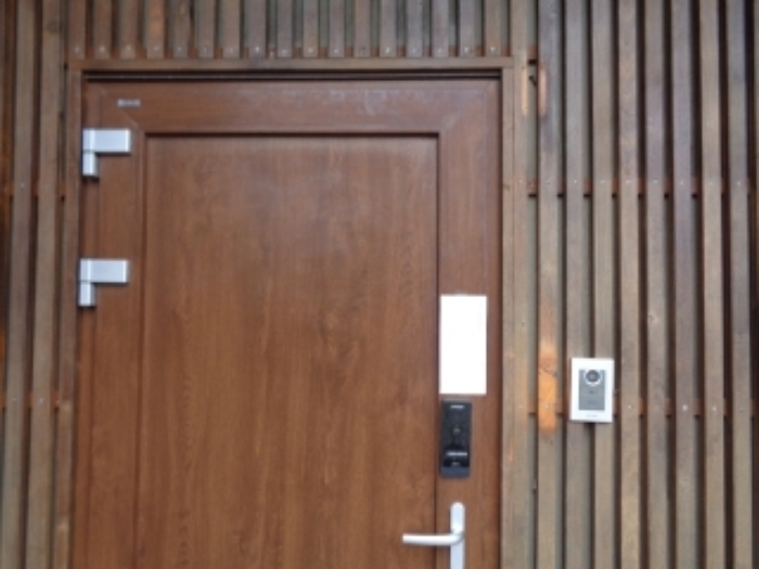 소재지4.(반딧불이로 24-3) 제시건물(씨동) 현관문 및 안내문 부착사진