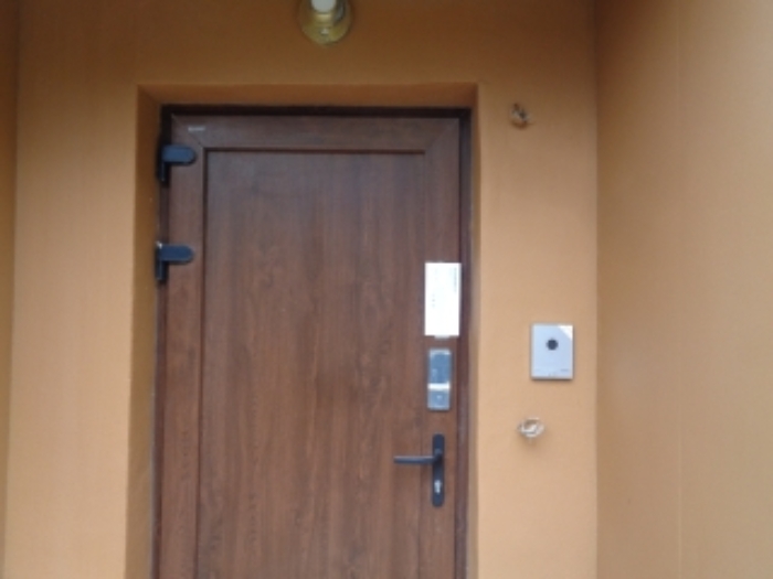 소재지5.(반딧불이로 24-4) 제시건물(디동) 현관문 및 안내문 부착사진