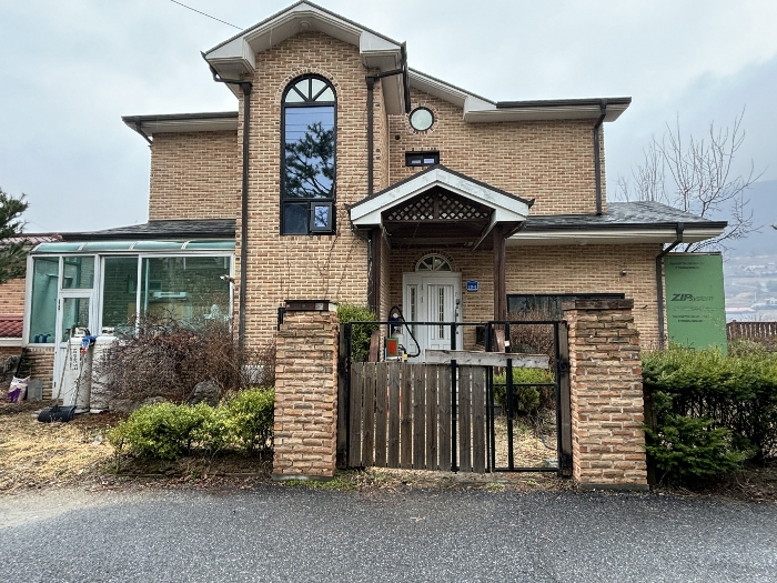 본건 기호(1) 토지, 기호(2) 건물 남동측 출입구측 전경