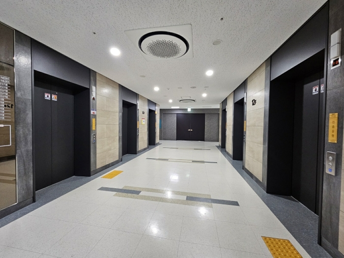 본건물 내 엘리