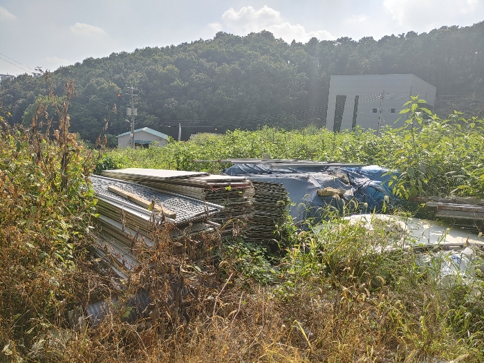 기호 3 토지 지상 - 제시외 물건(건자재)