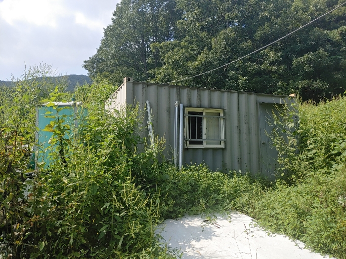 기호 3 토지 지상 - 제시외 물건(컨테이너, 이동식 화장실)