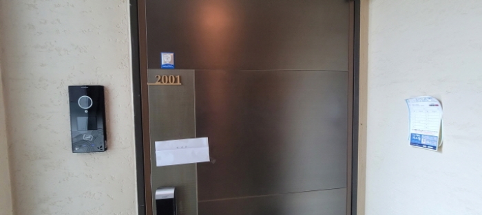 전유세대 출입문(현황조사 안내문 부착)