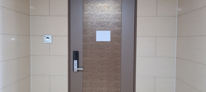 전유세대 출입문 전경(안내문 부착)