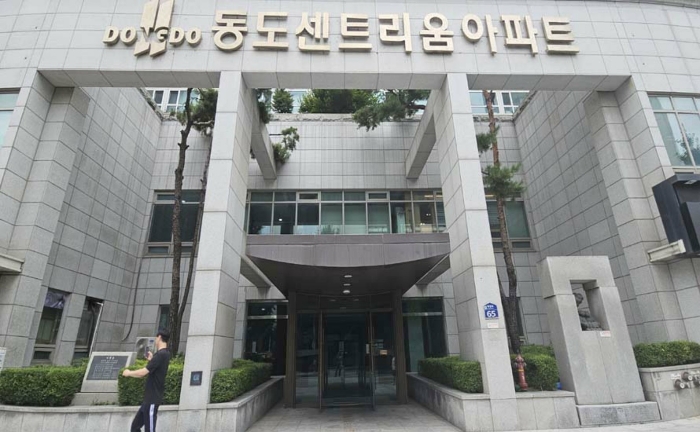 [본건 공동출입문]