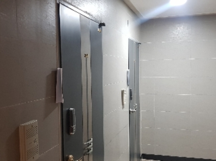 세대현관문(304호, 305호)