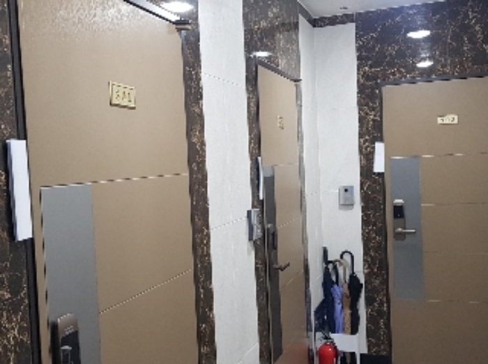 세대현관문(301호 내지 303호)