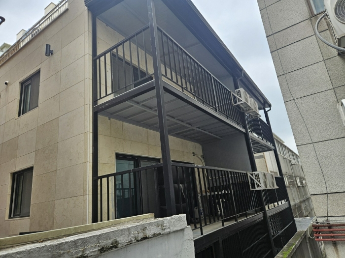 건물 후면 전경