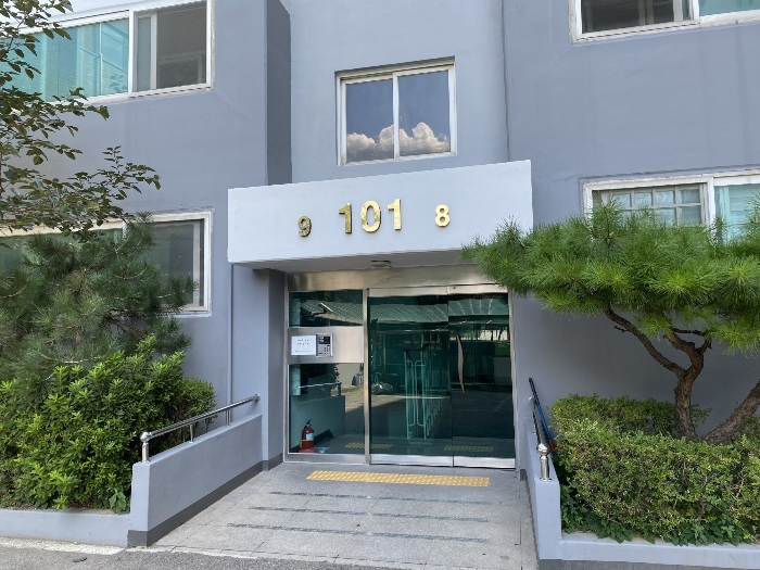 본건 소재 건물 출입구