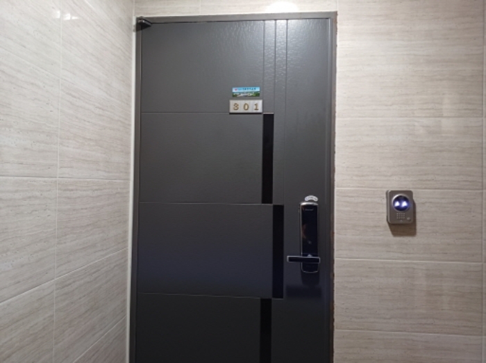 301호 현관문