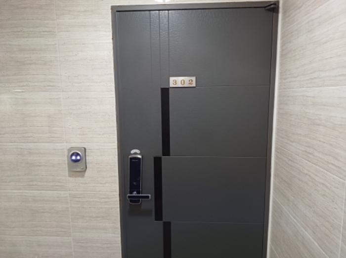 302호 현관문