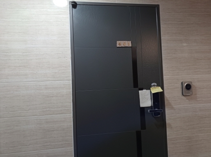 401호 현관문