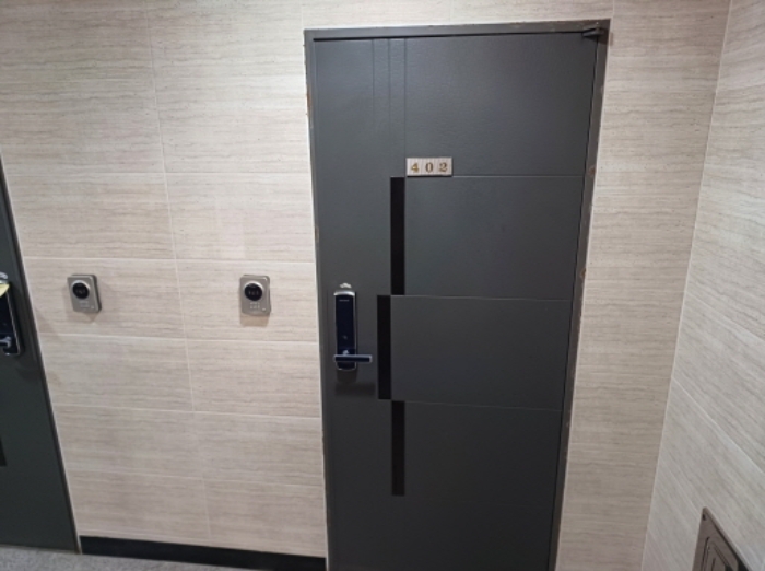 402호 현관문