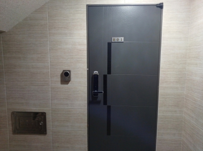 201호 현관문