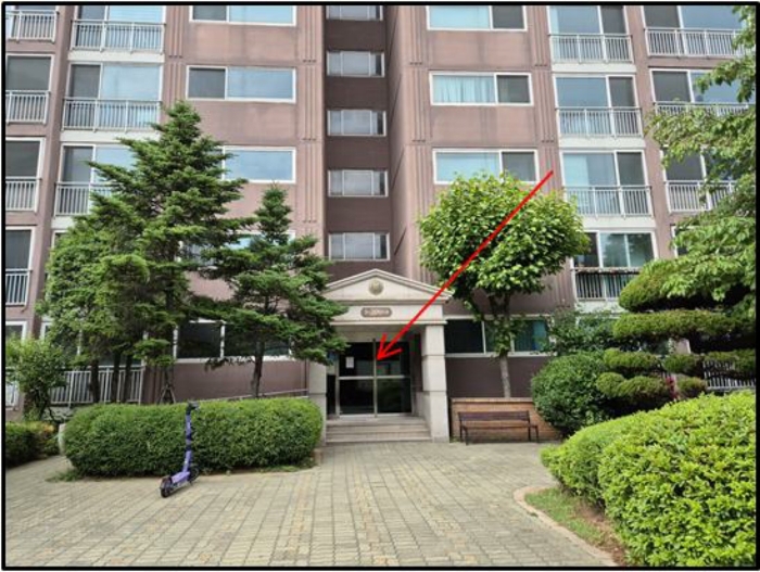 [ 본건 소재 건물 1층 출입구 ]