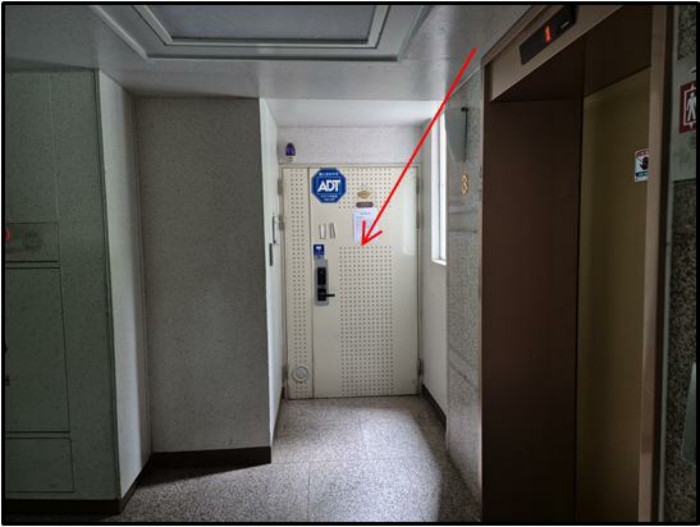 [ 본건 출입문 ]