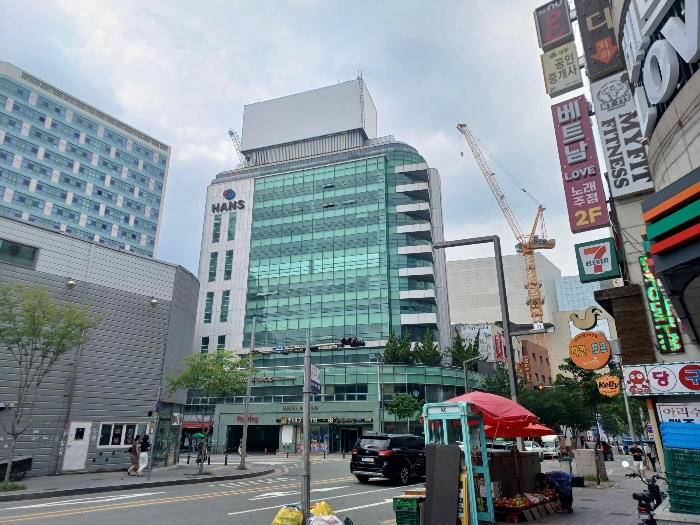 본건 전경 - 남동측 인근에서 촬영