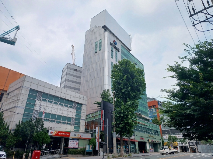 본건 전경 - 남서측 인근에서 촬영