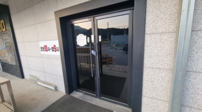 목록 5. 건물 중 식당 입구(폐업표시가 붙어있음)