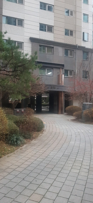 본 건물 입구 전경(북측에서 촬영)