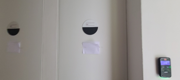 목록 9 건물(302호) 내 직원 숙소 305호, 306호 출입문 전경(안내문 부착)