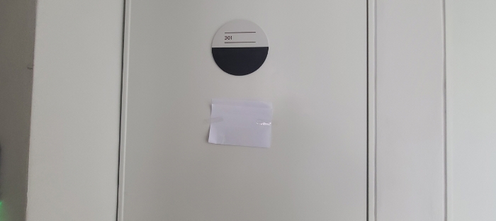 목록 9 건물(302호) 내 직원 숙소 301호 출입문 전경(안내문 부착)