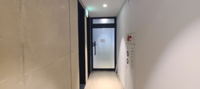 목록 10 건물(401호) 전경(안내문 부착)