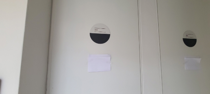 목록 9 건물(302호) 내 직원 숙소 303호 출입문 전경(안내문 부착)