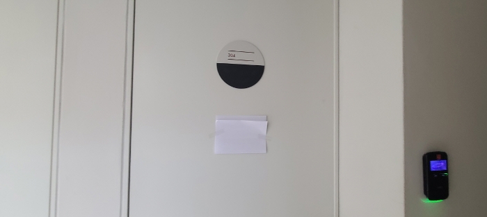 목록 9 건물(302호) 내 직원 숙소 304호 출입문 전경(안내문 부착)