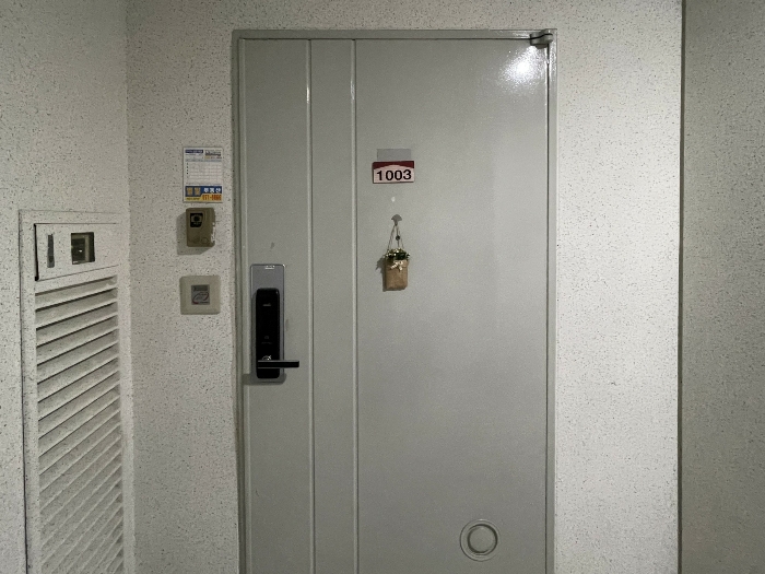 본건 현관출입문 전경