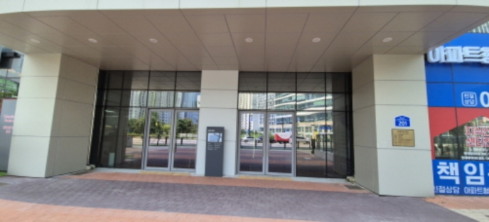 공동현관 출입문