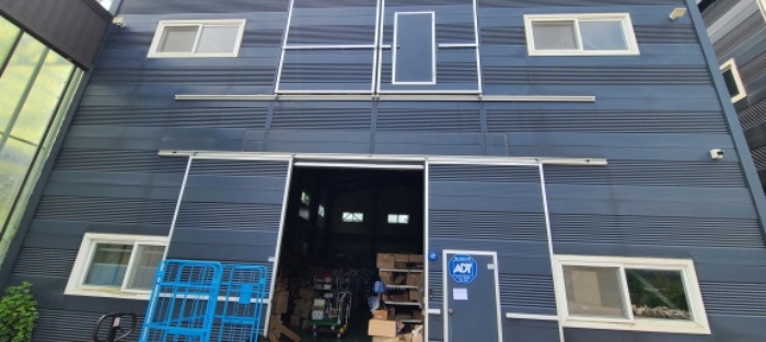 목록 4(나동) 건물 전경(안내문 부착)