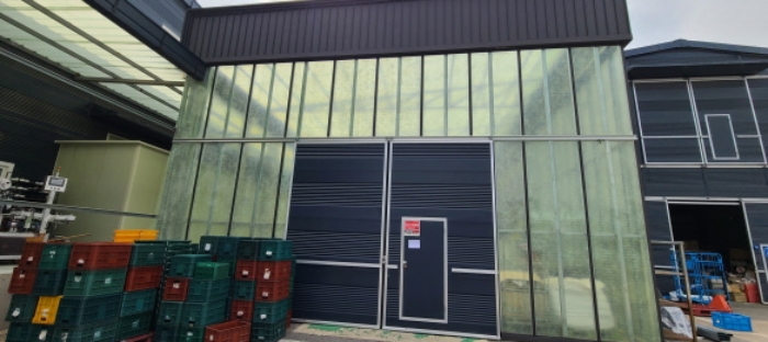 목록 3 토지상 제시외 건물 전경(안내문 부착)