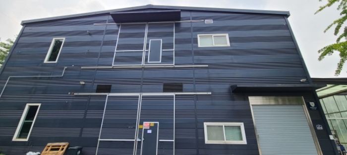 목록 5 건물(다동) 전경(안내문 부착)