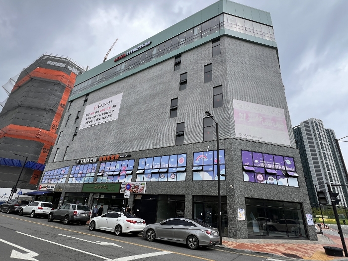 본건 전체 건물 전경