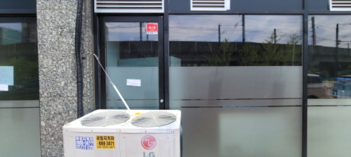 전유세대 출입문(110호)(목록2)(현황조사 안내문 부착)