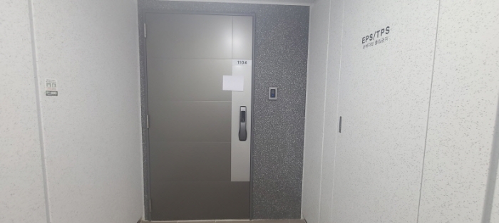 전유세대 출입문 전경(안내문 부착)