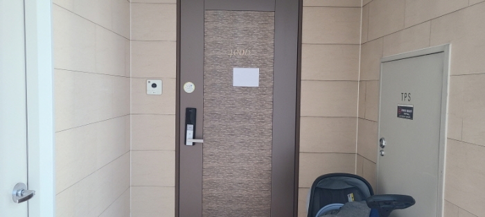 전유세대 출입문 전경(안내문 부착)